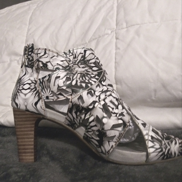 Genuine Designer L'Artiste Amora Leather Pumps 4" Heels Open Toe Wht/Blk - Picture 5 of 5